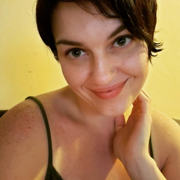 Meet your Posher, Allisha - Picture 2 of 3